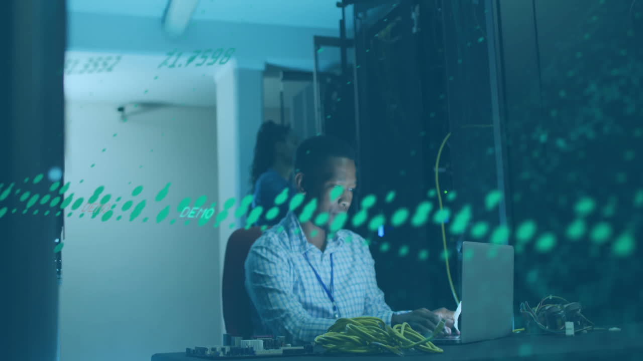 animación del procesamiento de datos financieros sobre colegas afroamericanos que trabajan en la sala de servidores