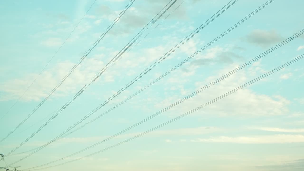 구름이 쌓인 하늘에 대한 네트워크 타워와 전력 전송 라인