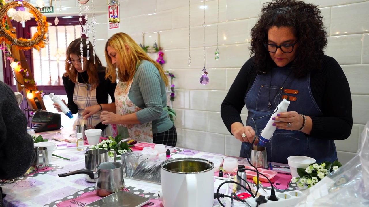 Donne che creano bellissime candele fatte a mano durante un laboratorio artigianale imparando un nuovo hobby