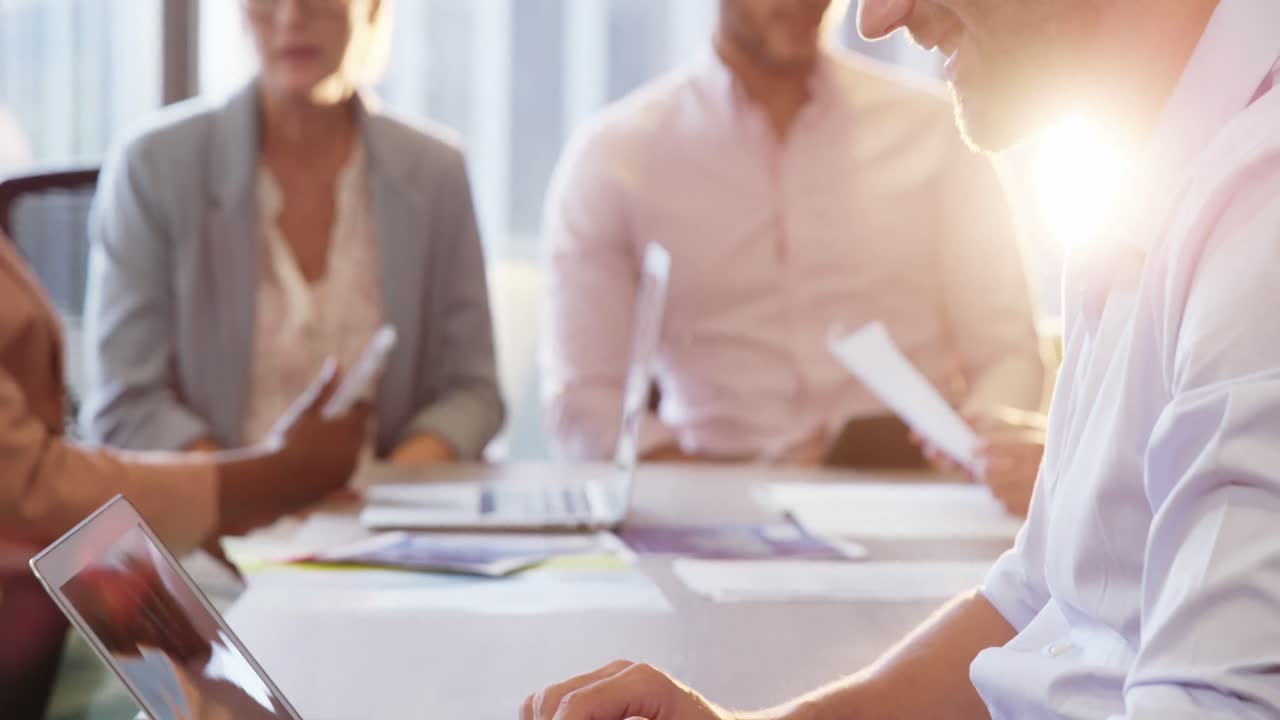 ejecutivo de negocios usando computadora portátil