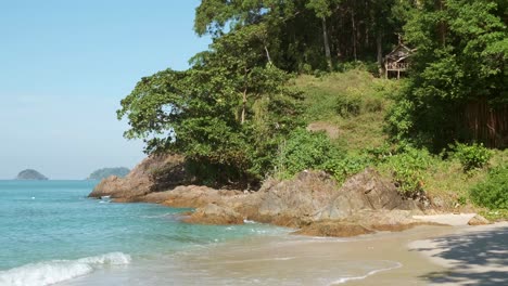 Playa-Tropical-De-Arena-Blanca-Con-Acantilado-Y-Selva-Con-Cabaña-De-Bambú-En-Tailandia