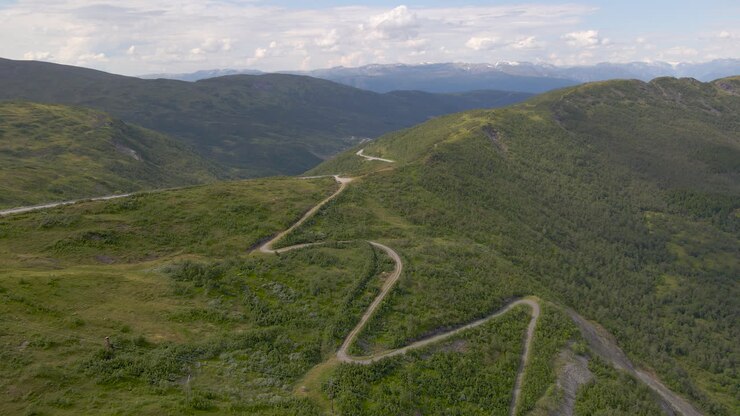 Viadotto sinuoso delle montagne VikaFjell in Norvegia - Vista aerea