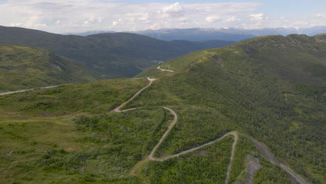 paso elevado sinuoso de las montañas vikafjell en noruega -aéreo