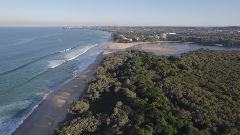 Playa-Wurtulla-Cerca-Del-Lago-Y-Arroyo-Currimundi-En-Queensland,-Australia