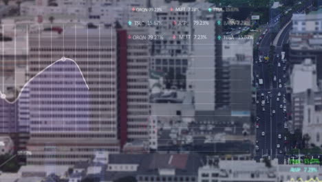 animación del procesamiento de datos estadísticos y bursátiles frente a la vista aérea del tráfico de la ciudad.