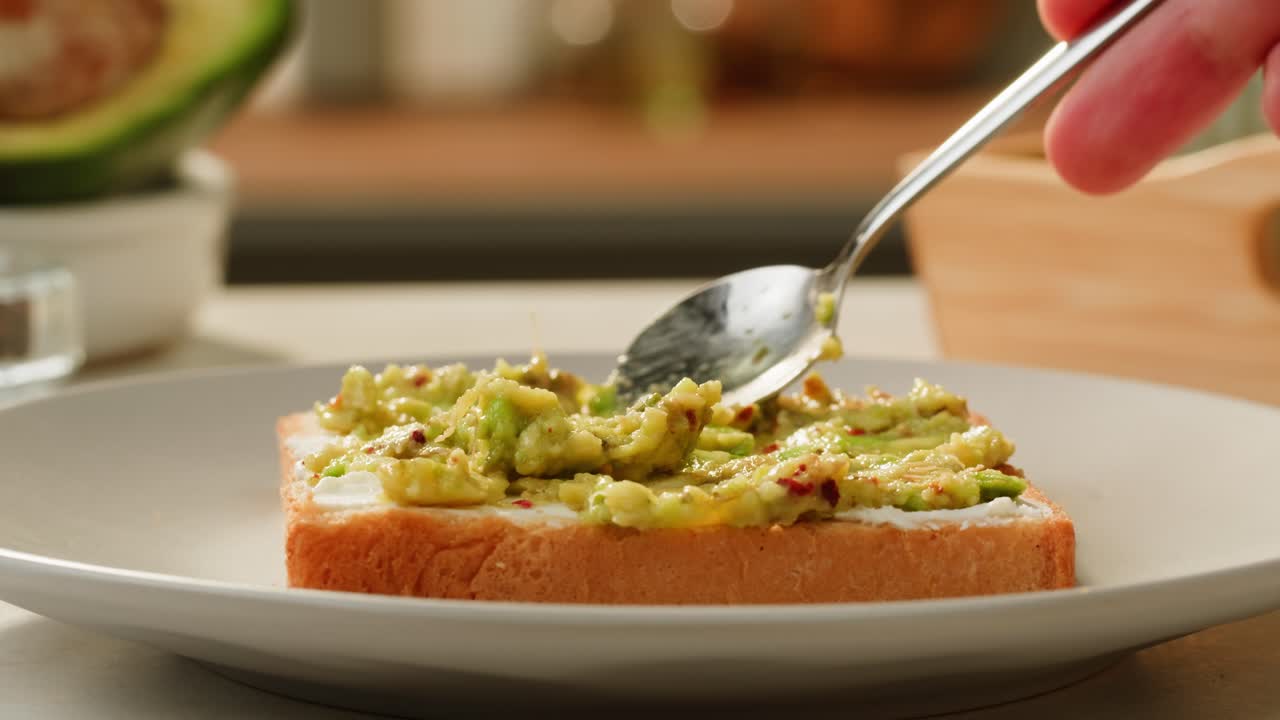 preparación de tostadas de aguacate