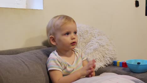 niña bailando mientras ve la televisión