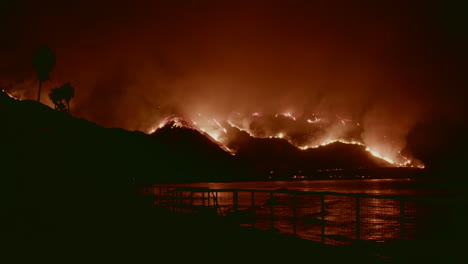 Spektakuläre-Aussicht-Auf-Kalifornische-Hänge,-Die-Während-Des-Thomas-feuers-Am-Ozean-Brennen