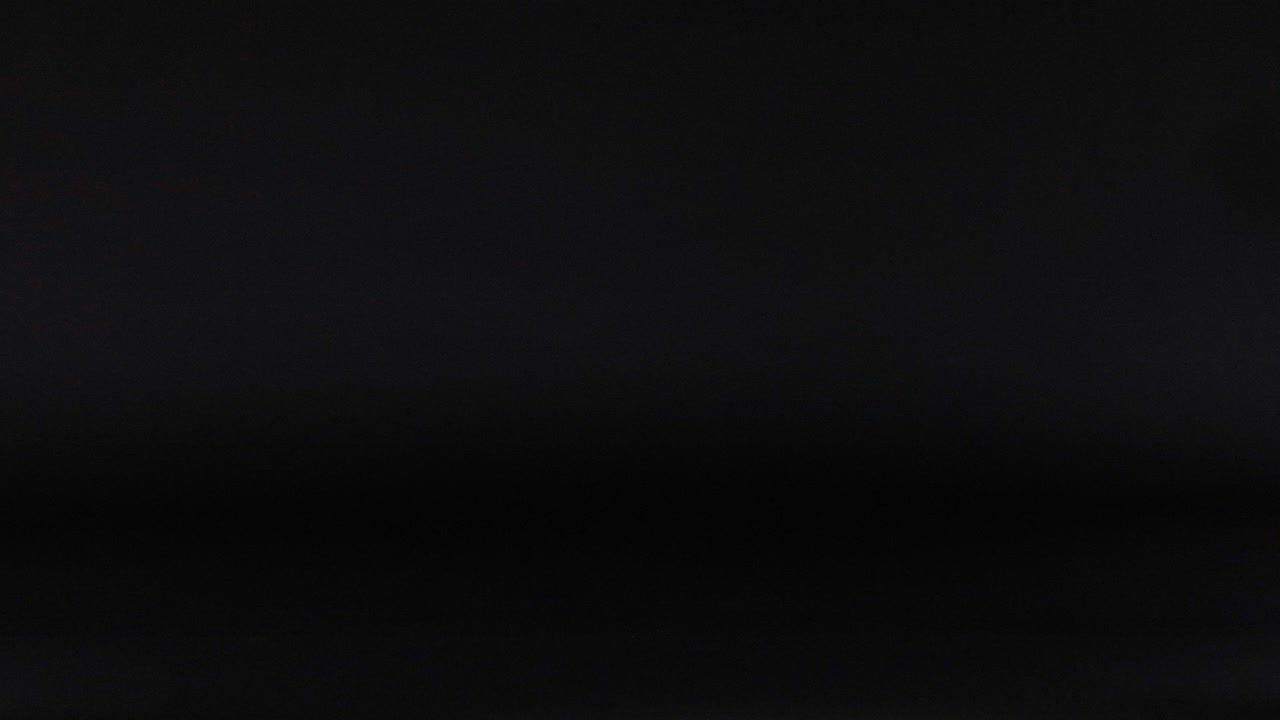 bola de tenis rebotando contra un fondo oscuro