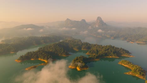 Imágenes-Aéreas-En-4k-De-Pequeñas-Islas-En-El-Parque-Nacional-De-Kao-Sok-Durante-El-Amanecer,-Tailandia,-Asia