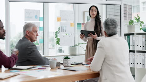 Mujer-De-Negocios,-Tableta-Y-Coaching-En-Reunión