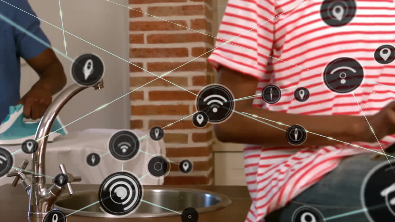 디지털 태블릿을 사용하는 아프리카계 미국인 남성과 여성이 셔츠를 는 연결된 아이콘의 애니메이션