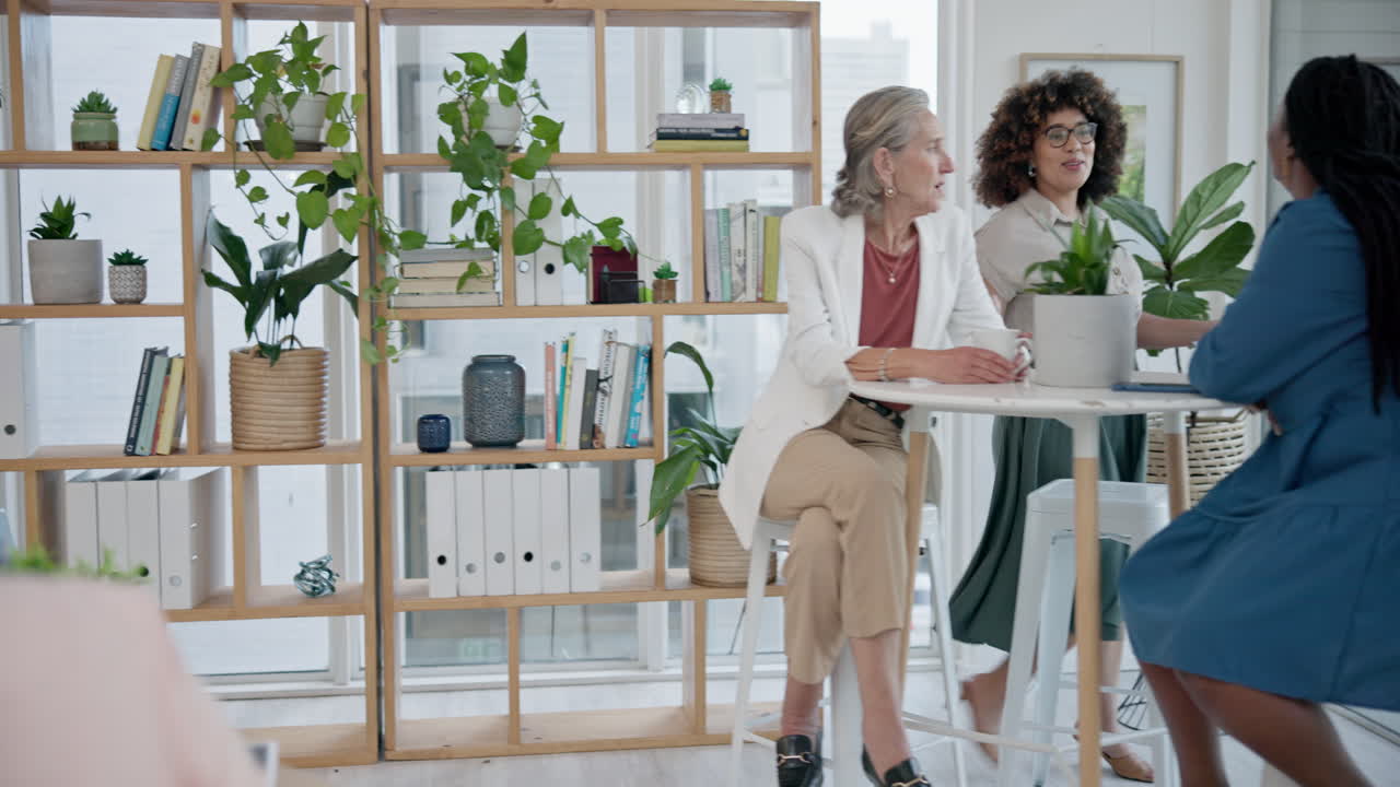 деловая женщина входит в офис.