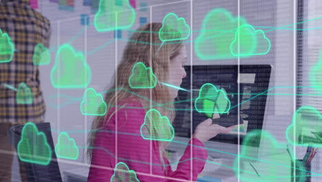 animación de nubes y procesamiento de datos sobre mujer de negocios caucásica en la oficina