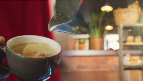 animación de una taza de café en una cafetería.