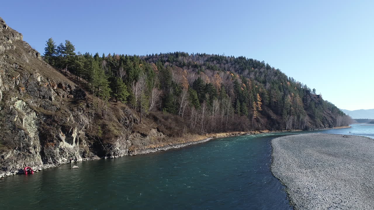 paisaje siberiano - río abakan en khakassia