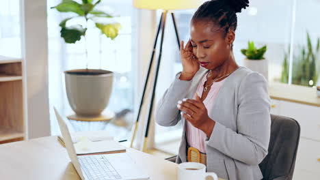 Portátil,-Negocios-Y-Mujer-Negra-Con-Dolor-De-Cabeza