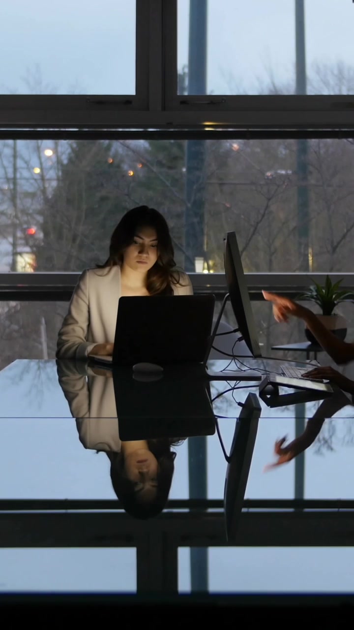 Animazione di post sui social media sopra diversi professionisti che usano i computer
