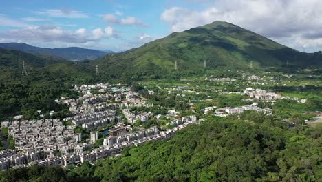 Vista-Aérea-Del-Complejo-De-Viviendas-De-Lujo-En-Sheung-Shui-Con-Montañas-En-Hong-Kong