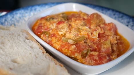 desayuno turco con huevos revueltos, tomates y pimientos verdes