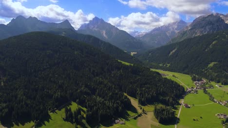 Vista-Panorámica-Del-Hermoso-Paisaje-De-Los-Alpes