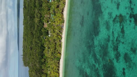 Pequeño-Pueblo-En-La-Playa,-Lifou,-Nueva-Caledonia.