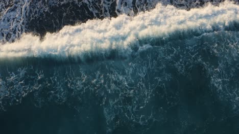 las agresivas olas del océano chocando con fuerza