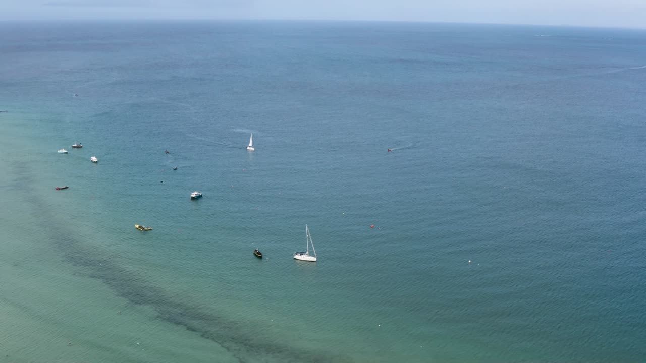 veleros en el tranquilo paisaje marino en la bahía de saint ives en cornwall, inglaterra, reino unido