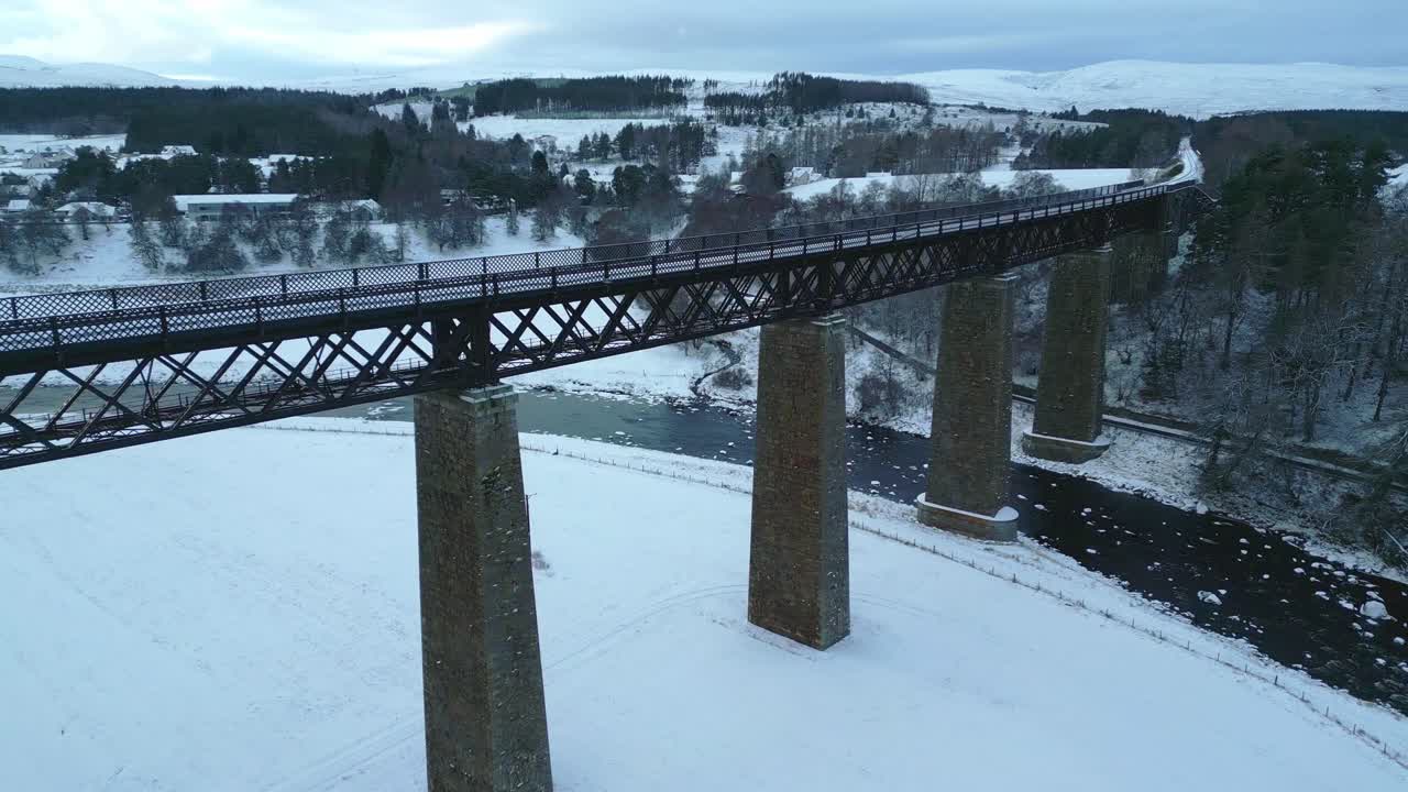 높은 돌기둥 위에 있는 놀라운 역사적 강철 구조물