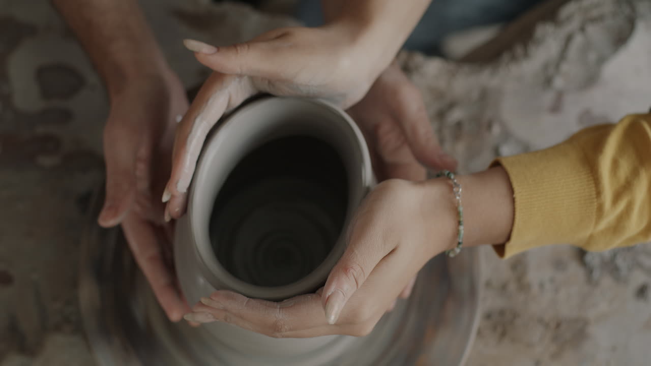 두 사람이 도자기 바에서 도자기를 만들고 있다