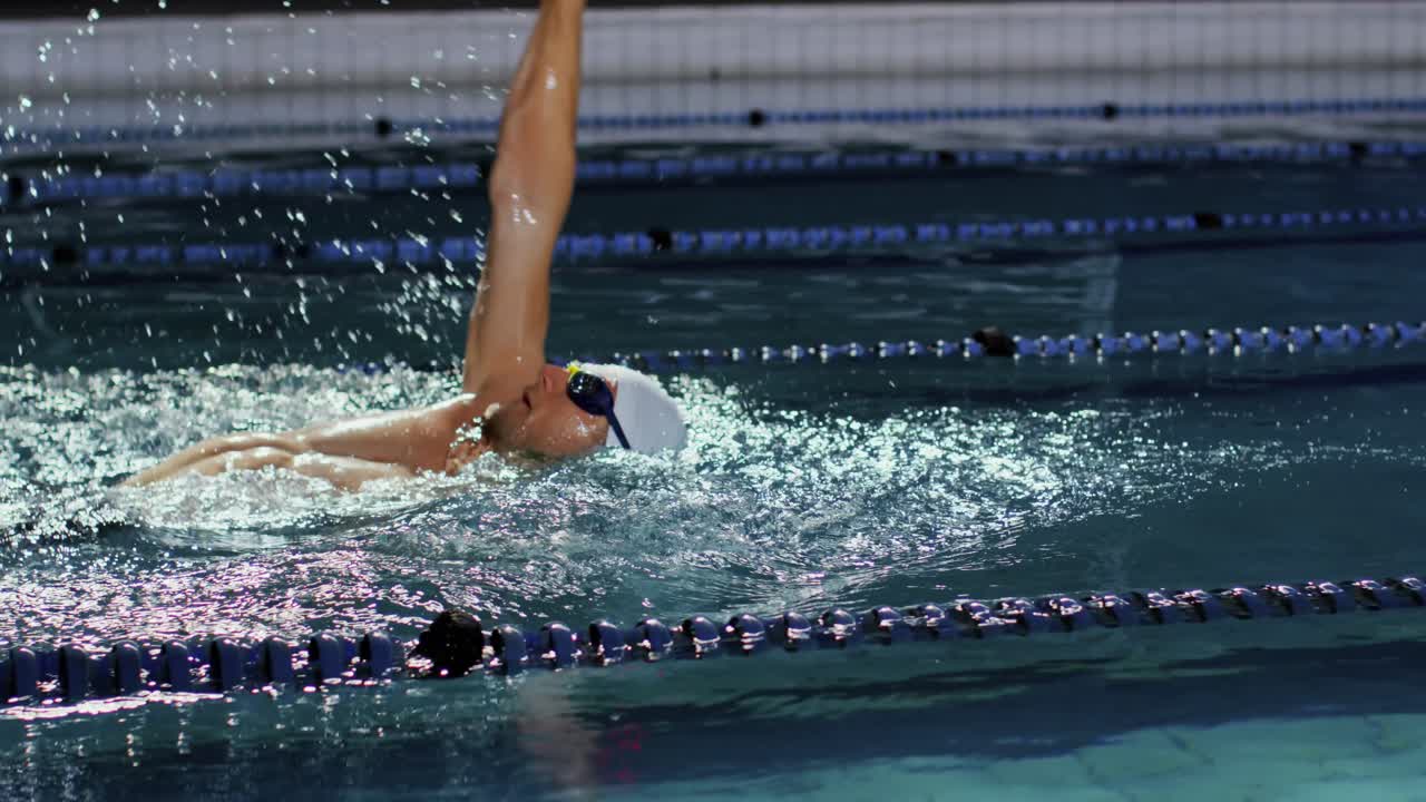 수영장에서 수영 훈련