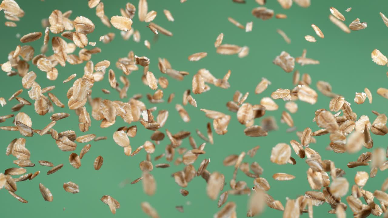 овсянка летит вверх в замедленном движении, зеленый экран. снято камерой phantom flex 4k.