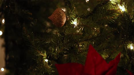 Toma-Vertical-Del-árbol-De-Navidad-Con-Adornos-Colgantes---Primer-Plano