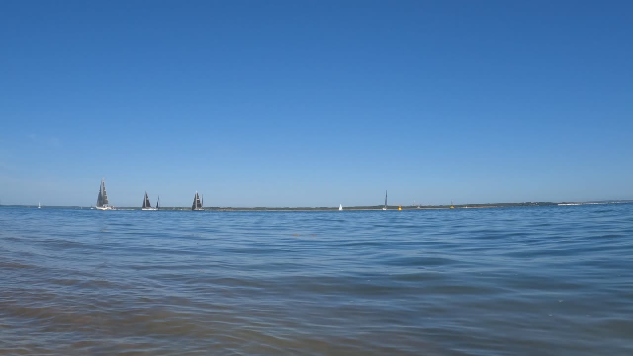 배를 타고 조용히 조용한 파란 바다에서 배를 타고 파란 하늘을 배경으로