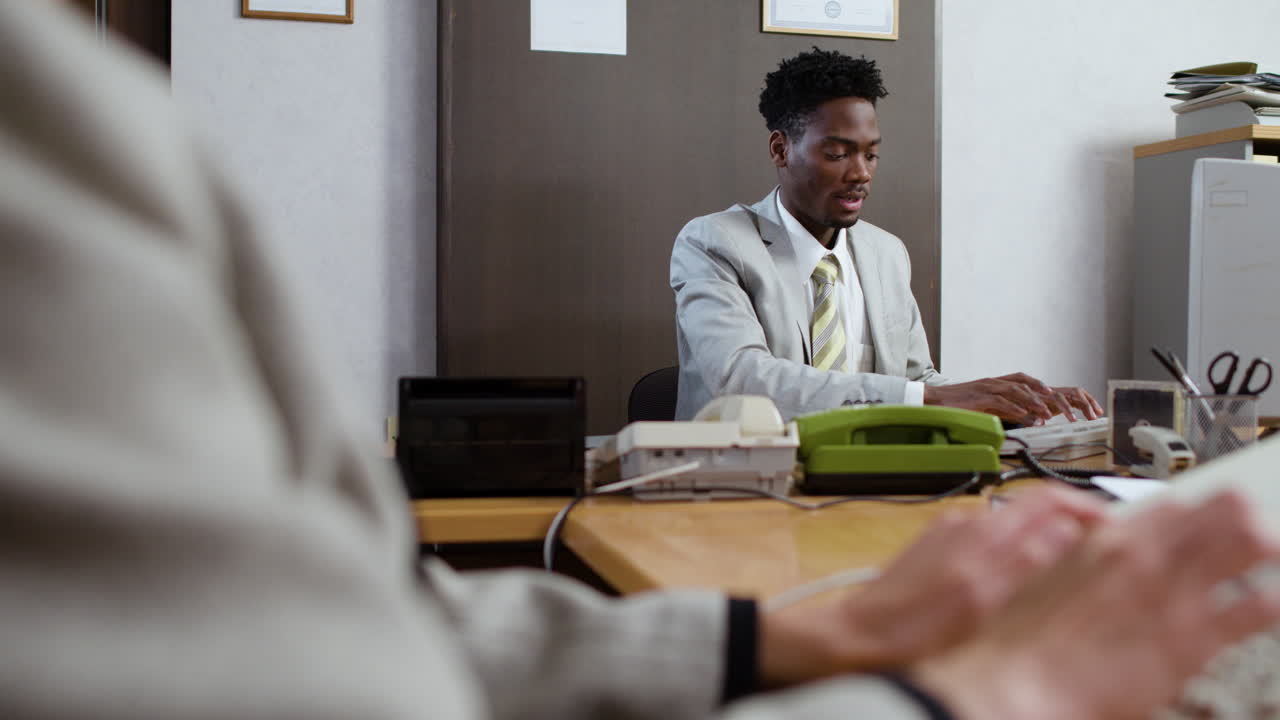 una mujer de negocios irreconocible escribiendo en una máquina de escribir.