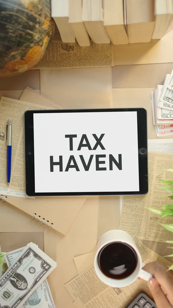 Video verticale di un paradiso fiscale visualizzato sullo schermo di un tablet finanziario.