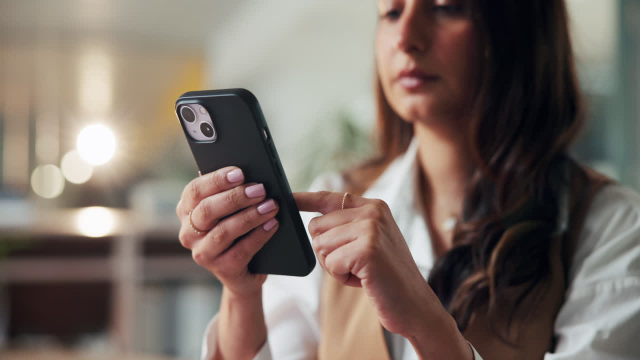 mujer usando un teléfono móvil