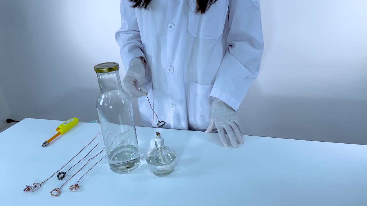 el científico lleva a cabo un experimento con una reacción química brillante