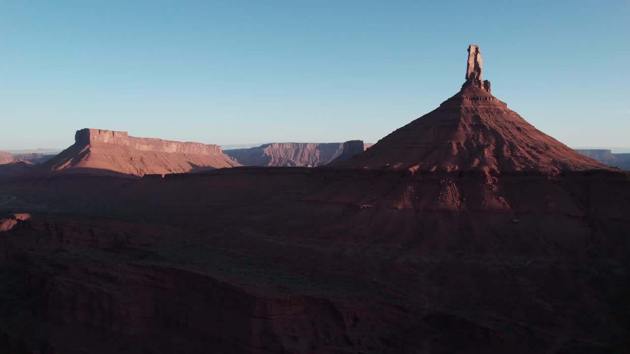 vista de pájaro de la torre de castleton: la joya de moab