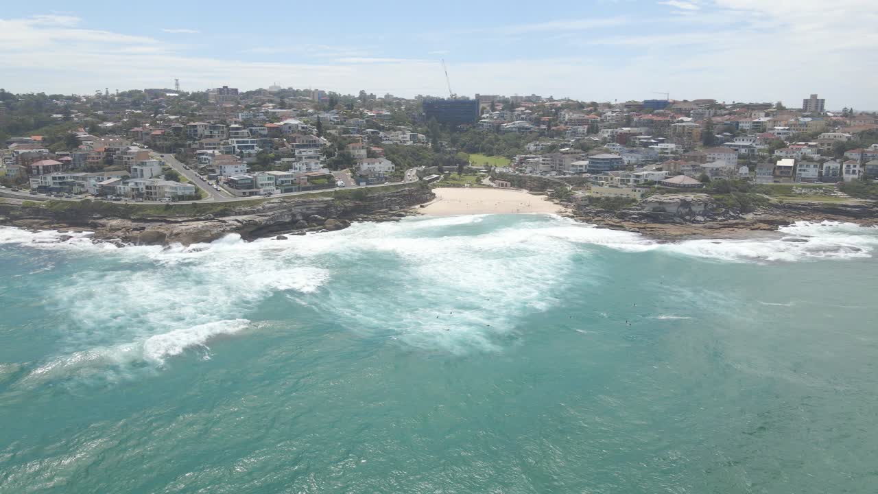 여름에 아름다운 타마라마 해변에서 관광객