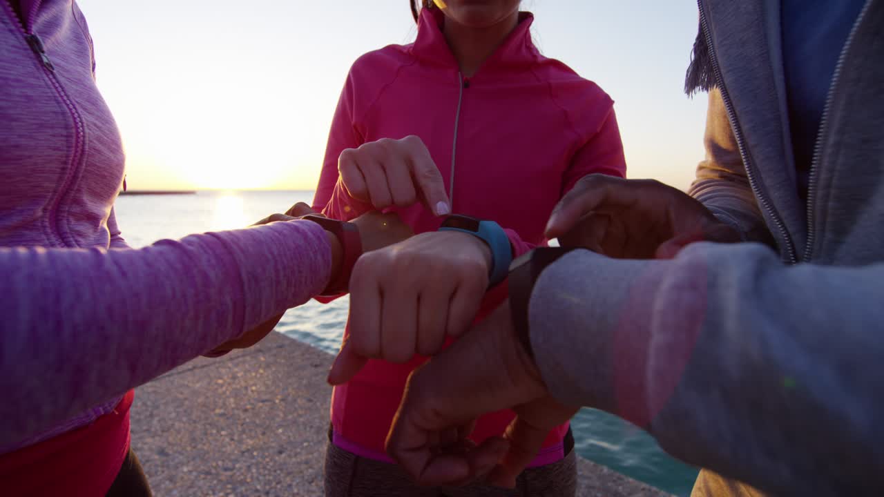 다민족 친구들 손목 체력 검사