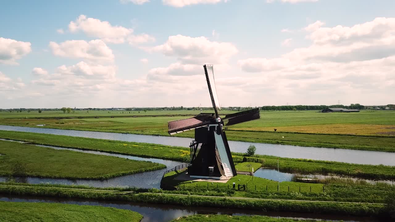 네덜란드 풍경에서 전통적인 풍차 공중 촬영 밀 주변을 날아