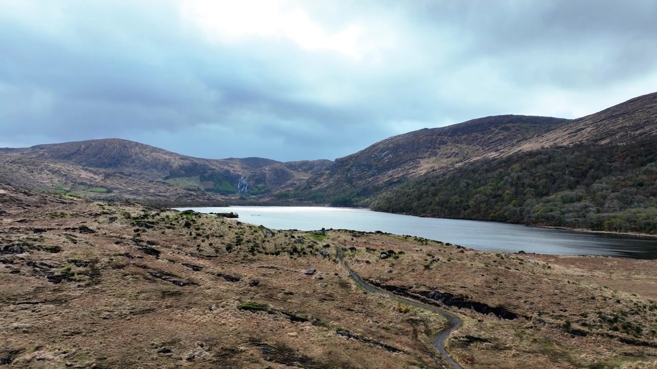 Revelación con dron del círculo de piedra de Uragh y el valle de Gleninchquin en Kerry, Irlanda, paisajes épicos y naturaleza.