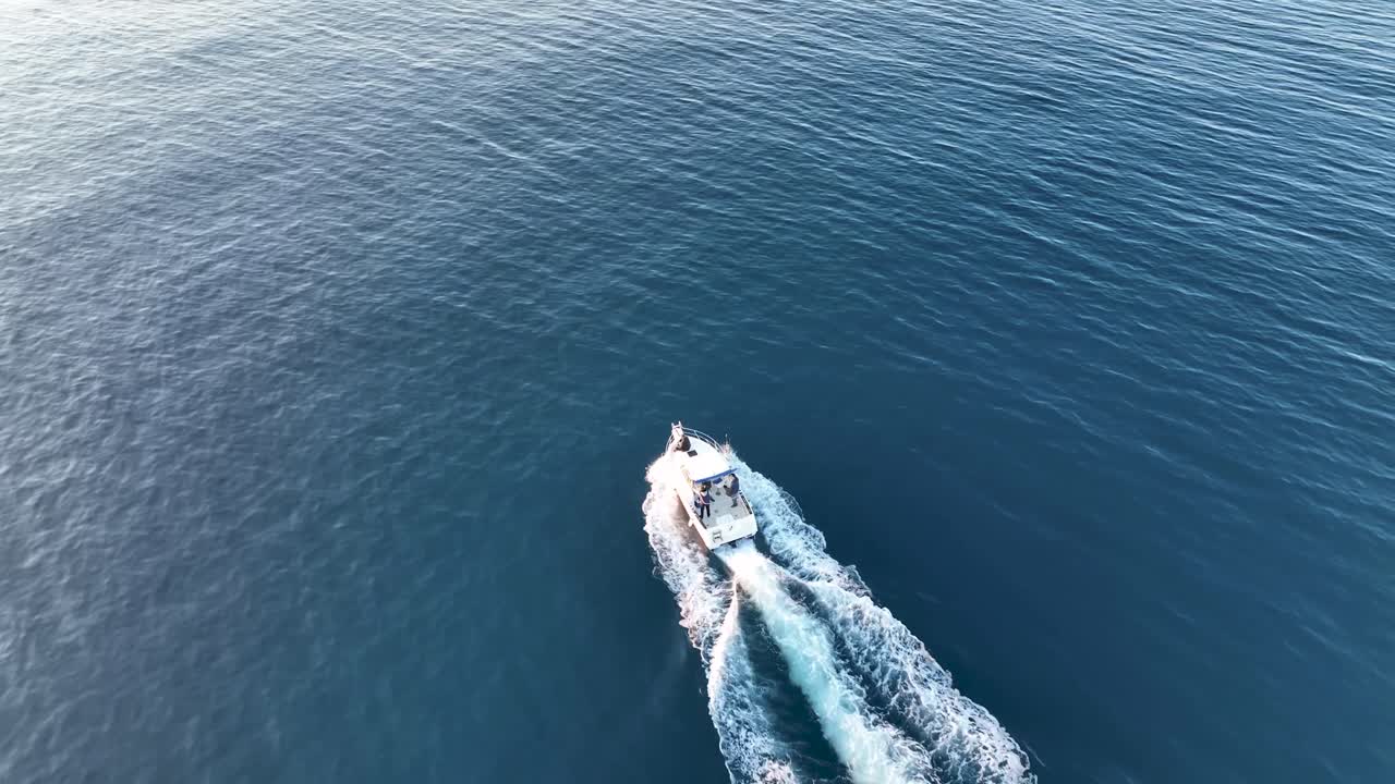 스페인 해안의 지중해에서 모터보트의 드론 샷