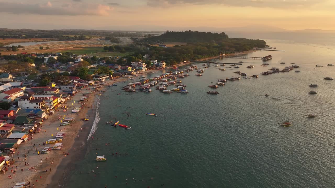 estacionamiento de barcos en la playa de matabungkay durante la hora dorada