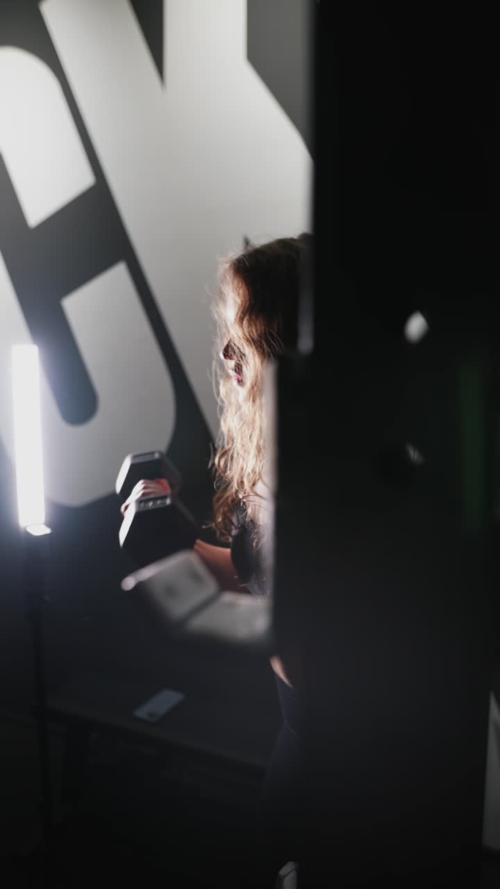 mujer que se resuelve en un gimnasio