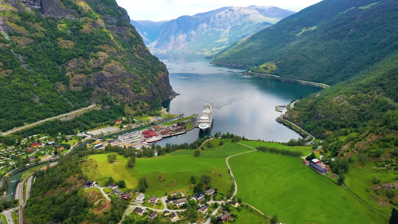 aurlandsfjord는 새벽에 불꽃의 도시입니다.