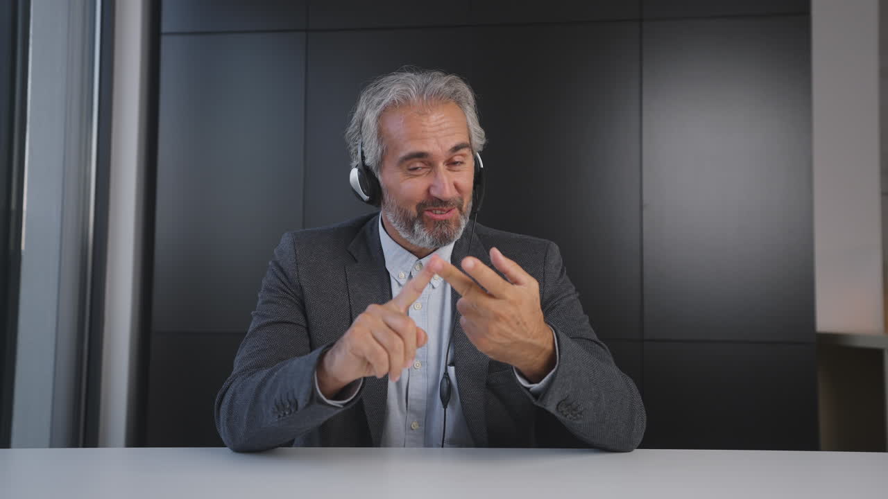 Uomo d'affari in videochiamata