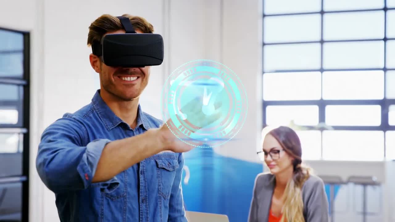 animación de un reloj moviéndose rápido sobre un hombre de negocios que usa auriculares vr