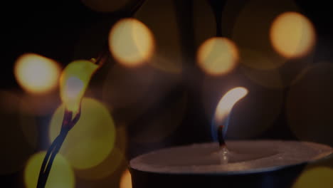animación de una vela encendida con luces de hadas parpadeantes